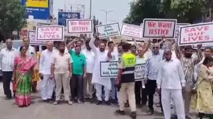 మేడ్చల్: తుముకుంట మున్సిపల్ రోడ్డుపై రాస్తారోకో నిర్వహించిన జేఏసీ సభ్యులు