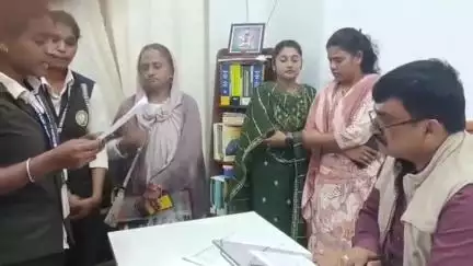 ಚಿತ್ರದುರ್ಗ: ಬಾಲ್ಯ ವಿವಾಹ-ಬಾಲ ಗರ್ಭಿಣಿ ಪ್ರಕರಣಗಳ ತಪ್ಪಿತಸ್ಥ ಅಧಿಕಾರಿಗಳ ವಿರುದ್ಧ ಶಿಸ್ತು ಕ್ರಮಕ್ಕೆ ಒತ್ತಾಯಿಸಿ ನಗರದಲ್ಲಿ ಜಿಲ್ಲಾಧಿಕಾರಿಗೆ ಮನವಿ