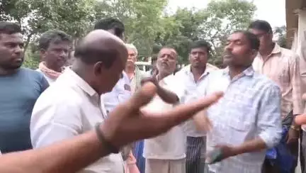 ಚಿತ್ರದುರ್ಗ: ಕ್ಯಾಸಪುರ ಗ್ರಾಮಕ್ಕೆ ಬಿಇಓ ಭೇಟಿ: ಗ್ರಾಮಸ್ಥರಿಂದ ಬಿಇಓಗೆ ತರಾಟೆ