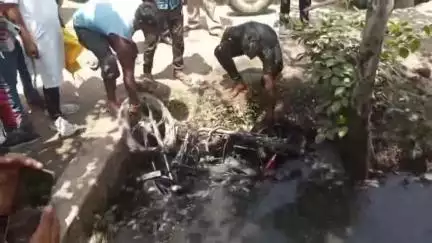 कहलगांव: कहलगांव नगर पंचायत की लापरवाही से मोटरसाइकिल सवार खुले नाले में गिरा, मोटरसाइकिल क्षतिग्रस्त