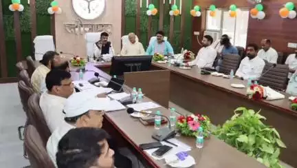 जौनपुर: कलेक्ट्रेट सभागार में जल जीवन मिशन की समीक्षा बैठक में कार्यों की धीमी प्रगति पर जताया गया असंतोष