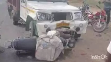 जलालाबाद: बाराकला में पिकअप और बाइक की टक्कर में एक किशोर की मौत, एक गंभीर रूप से घायल