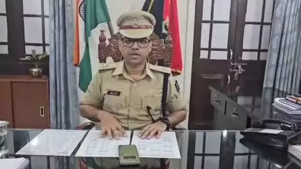 मोतिहारी: शहर के छतौनी और सुगौली थानाध्यक्ष को पुलिस अधीक्षक स्वर्ण प्रभात द्वारा पुलिस केंद्र किया गया क्लोज