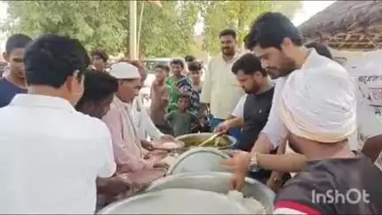 गोपालगंज: जादोपुर शुक्ल में राजद सुप्रीमो लालू यादव के जन्मदिन पर राजद कार्यकर्ताओं ने गरीबों को भोजन कराया