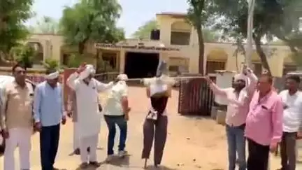 झुंझुनू: झुंझुनू आबकारी कार्यालय के बाहर शराब ठेकेदारों ने जलाया मुख्यमंत्री का पुतला, आबकारी अधिकारी को दिया ज्ञापन
