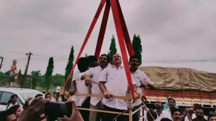 భావనారాయణ స్వామివారి శిఖరంపై  జరుగుతున్న పనులను పరిశీలించిన ఎమ్మెల్యే నానాజీ