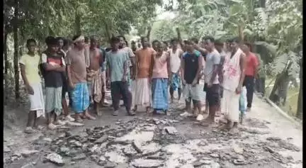 কলগাছিয়া: কলগাছিয়াৰ কান্দুলীয়াত পকী পথ নিৰ্মাণত ঠিকাদাৰে দুৰ্নীতি কৰাৰ অভিযোগত উত্তাল প্ৰতিবাদ #jansamasya