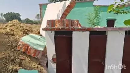 रॉबर्ट्सगंज: रायपुर ग्राम पंचायत के पंचायत भवन की दीवार और शौचालय जेसीबी के धक्के से धराशायी, तालाब की हो रही थी खुदाई