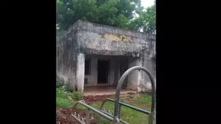 జూలూరుపాడు: జూలూరుపాడు మండల కేంద్రంలో శిథిలవస్తుకు చేరుకున్న పశువైద్యశాల