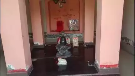 सुल्तानपुर: प्रयागराज-अयोध्या हाईवे किनारे औझी गांव स्थित शिव मंदिर बना श्रद्धा का केंद्र, रोजाना सुबह शाम 8 बजे होती है आरती
