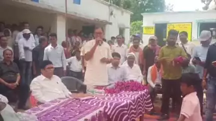 केरसई: सिमडेगा के तारोप लामगढ़ गांव में रेड क्रॉस सोसाइटी द्वारा स्वास्थ्य जांच शिविर का आयोजन, डीसी हुईं शामिल