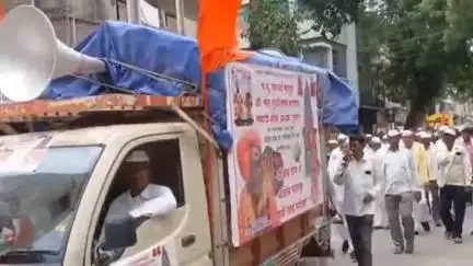 धुळे: शाळा क्रं ९ समोर श्री क्षेत्र पंढरपूरकडे जाणाऱ्या वारकऱ्यांचे स्वागत करुन ए बी फाउंडेशन वतीने वैद्यकीय तपासणी करण्यात आल