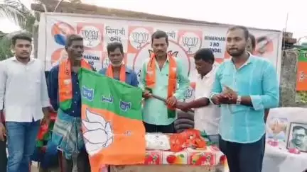 মিনাখাঁ: উচিলদহ গড় এলাকায়  তৃণমূল ছেড়ে বিজেপিতে যোগদান করল এলাকার এক তৃণমূল  কর্মী সহ প্রায় 30 জন তৃণমূল সমর্থক