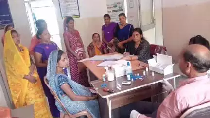 बड़वाह: पीएचसी काटकूट में 'टीबी हारेगा देश जीतेगा' के उपलक्ष्य में 100 दिवसीय कार्यक्रम में ली गई शपथ