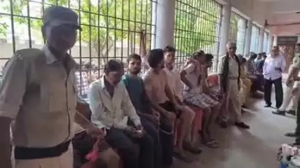 मुशहरी: उत्पाद विभाग की टीम ने जिले में छापेमारी कर दो शराब कारोबारियों और दस शराबियों को गिरफ्तार कर न्यायालय में पेश किया