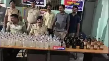पताही: पुलिस ने कोदरिया में छापेमारी कर जमीन के अंदर छुपाकर रखी 342 बोतल नेपाली व 21 बोतल विदेशी शराब बरामद की, तस्कर फरार