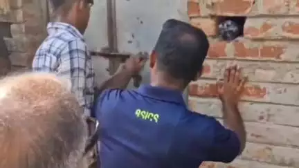 বারাবনী: আসানসোলের আরা ডাঙ্গাল এলাকায় একটি বাড়ি দখল নিতে আসে কোর্টে অর্ডার নিয়ে, ফিরে যেতে হলো পুলিশকে