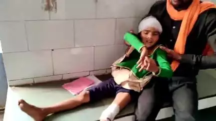 नरवर: बरखाडी उल्टे नाले के पास दुर्घटना, पति-पत्नी और बच्ची घायल