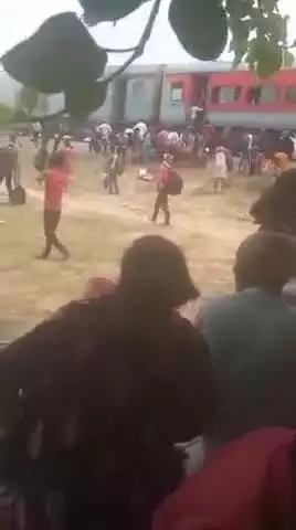 सीतापुर: सीतापुर में आनंद विहार जा रही ट्रेन में अचानक धुआं निकलने से यात्रियों में हड़कंप, अफरा-तफरी का माहौल
