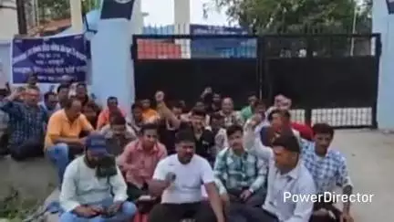 लालकुऑ: संविदा कर्मचारी धरने पर, जल संस्थान कार्यालय लालकुआं के मुख्य गेट में ताला