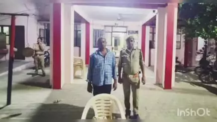 अतरौली: छर्रा पुलिस ने मुखबिर की सूचना पर 18 देशी शराब ट्रेटा के साथ किया गिरफ्तार