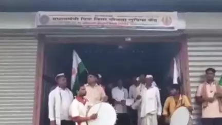 बार्शी: पैसे मिळाले नसल्याने शेतकऱ्यांनी पीक विम्याचे कार्यालय फोडले; संघटनेचे प्रदेशाध्यक्ष गायकवाड यांची माहिती