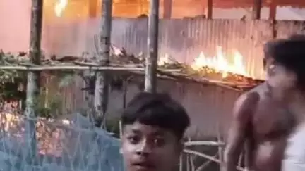 শীতলকুচি: ছোট গদাইখোরা এলাকায় আগুনে পুড়ে ছাই একটি বাড়ির একটি ঘর ,ঘটনাস্থলে দমকলের একটি ইঞ্জিন