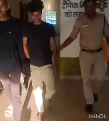 वाड्रफनगर: वाड्रफनगर में नवनिर्मित घर से लोहे का छड़ चोरी होने के मामले में पुलिस ने 2 आरोपियों को किया गिरफ्तार