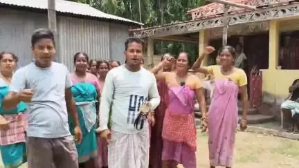 বিজনী ভাগ: বিজনীৰ উত্তৰ বল্লামগুৰীত নিষিদ্ধ গো- মাংস উদ্ধাৰ দুস্কৃতিকাৰীক কৰায়ত্তৰ দাবীত ৰাইজৰ উত্তাল প্ৰতিবাদ