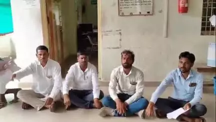 परभणी: बी बियाणे व डीएपी खताचा प्रश्न सोडवा शेतकरी संघर्ष समितीचे कृषी अधीक्षक कार्यालयात ठिय्या आंदोलन #Jansamasya