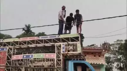 अररिया: हृदयपुर में बड़ा हादसा टला, डीजे वाहन बिजली के तारों में फंसा, समय रहते कटी बिजली