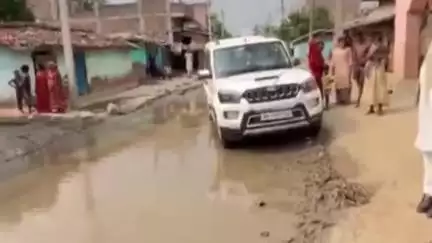 सनहौला: विधायक पवन यादव ने रसलपुर से झारखंड बॉर्डर जाने वाली सड़क पर जल जमाव का किया निरीक्षण