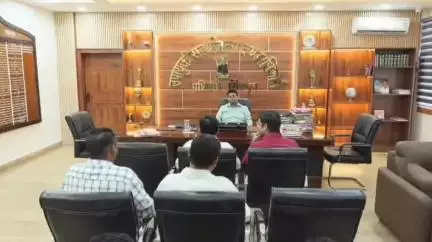 चाईबासा: ज़िले में कार्यरत शिक्षकों के अंतर-ज़िला स्थानांतरण को लेकर डीसी ने की बैठक