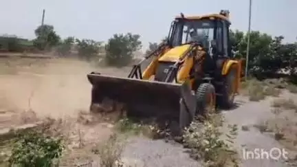 आगरा: मौजा नौबरी रजरई रोड पर 20 बीघा भूमि में विकसित अनाधिकृत कॉलोनी का निर्माण ADA ने बुलडोजर से किया ध्वस्त