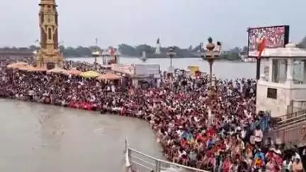 हरिद्वार: ज्येष्ठ पूर्णिमा के स्नान पर्व पर हर की पौड़ी पर उमड़ी भारी भीड़, गंगा आरती के समय हर की पौड़ी हुई पैक
