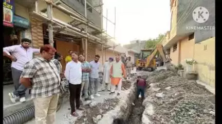 सोनीपत: खन्ना कॉलोनी में सीवर लाइन में गड़बड़ी की शिकायत मिलने पर मौके पर पहुंचे नगर निगम मेयर राजीव जैन