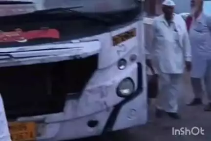 अकोट: चोहट्टा बाजार जवळ अकोट अकोला शिवशाही बस मधून निघाला धूर;चालक वाहकाने प्रवाशांना सुरक्षित खाली उतरवले