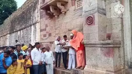ಗೋಕಾಕ: ಸಾವಳಗಿ ಗ್ರಾಮದಲ್ಲಿ ಕಾರ ಹುಣ್ಣಿಮೆ ನಿಮಿತ್ಯ ಎತ್ತುಗಳನ್ನ ಓಡಿಸುವ ಮೂಲಕ ಸಂಭ್ರಮದಿಂದ ಗ್ರಾಮಸ್ಥರಿಂದ ಆಚರಣೆ