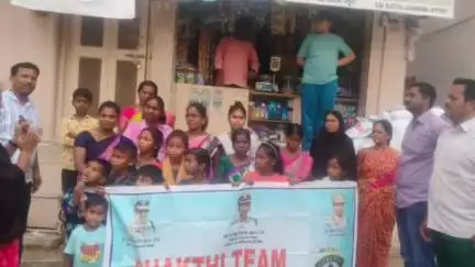 అత్యవసర సమయంలో శక్తి యాప్ మహిళలకు ఎంతో ఉపయోగకరం అంటూ పుట్టపర్తి, పెనుగొండలో అవగాహన కల్పించిన పోలీసులు