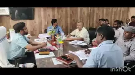 सिसई: एसडीओ गुमला ने प्रखंड विकास पदाधिकारी कार्यालय में विभिन्न पदाधिकारियों के साथ की बैठक