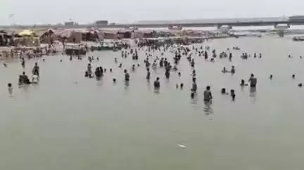 फर्रुखाबाद: पांचालघाट पर जेष्ठ पूर्णिमा पर हजारों श्रद्धालुओं ने लगाई आस्था की डुबकी, सुरक्षा के पुख्ता इंतजाम रहे
