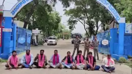 సిరిసిల్ల: పెంచిన ఆర్టీసీ బస్సు పాస్ చార్జీలను వెంటనే తగ్గించాలి డిపో ఎదుట కంచర్ల రవి గౌడ్ నిరసన