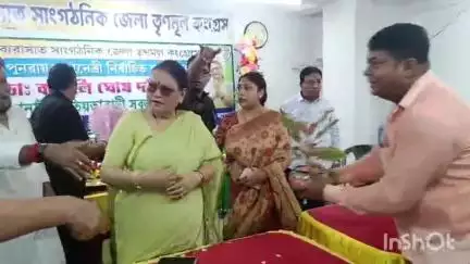 বারাসাত ১: নবনির্বাচিত বারাসাত সাংগঠনিক জেলার তৃণমূল কংগ্রেসের সভাপতি ডঃ কাকলি ঘোষ দস্তিদার কে সংবর্ধনা দিল কর্মী সমর্থকরা