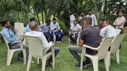 सनावद: विधायक बिरला ने जनदर्शन में डूडगांव के क्षेत्रवासियों से उनकी समस्याएँ सुनीं