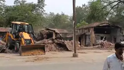 होशंगाबाद नगर: मीनाक्षी चौक पर बने नलकूप विभाग के भवन को नगरपालिका के अतिक्रमण दल ने जेसीबी से तोड़ा