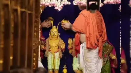 નડિયાદ: યાત્રાધામ વડતાલમાં પૂનમે કેસર અભિષેક યોજાયો