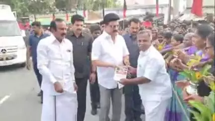 பவானி: பழைய பேருந்து நிலையம் பகுதியில் பல்வேறு நிகழ்ச்சிகளுக்காக வருகை புரிந்த முதல்வர் அவர்களுக்கு சிறப்பான வரவேற்பு கொடுக்கப்பட்டது