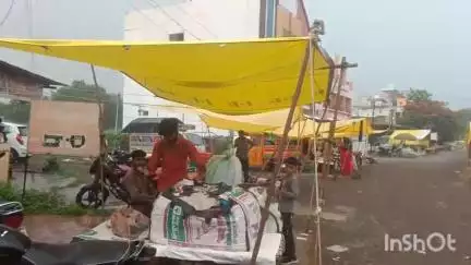 घनसावंगी: कुंभार पिंपळगाव आठवडी बाजारात पावसाचा अचानक फटका, व्यापाऱ्यांची एकच धावपळ