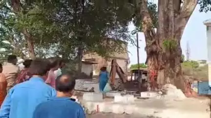 मुलताई: मुलताई में अवैध घर पर प्रशासन का बुलडोजर, जेसीबी के सामने पत्थर लेकर खड़ी हुई महिला