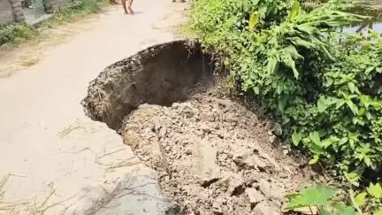 শীতলকুচি: পুটিয়া বারোমাসিয়া এলাকায় ভাঙা রাস্তা সংস্কারের দাবি এলাকাবাসীর, বিক্ষোভ #jansamasya